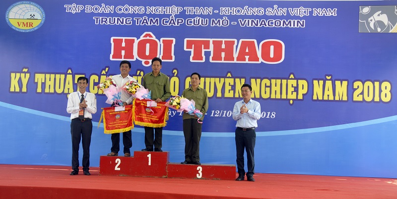 Giám đốc TTCCM và Cục trưởng Cục kỹ thuật an toàn môi trường và công nghiệp (Bộ Công thương) trao giải nhất, nhì, ba cho các tập thể.