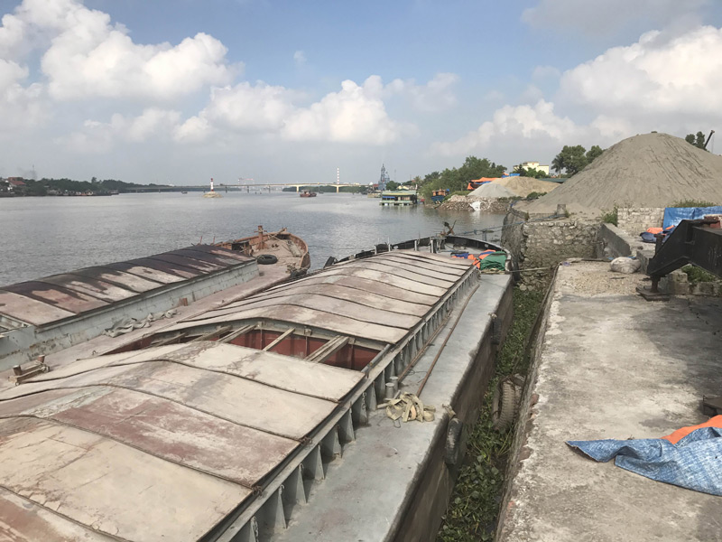 Một điểm tập kết vật liệu xây dựng trái phép dọc tuyến đường thủy nội địa trên địa bàn TX Quảng Yên và có dấu hiệu đổ đất lấn sông