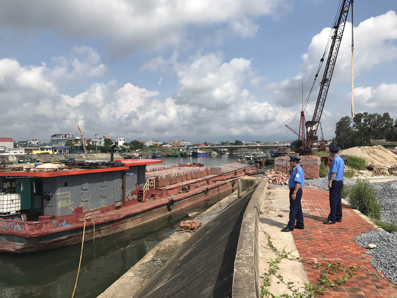Một điểm tập kết vật liệu xây dựng trái phép ven sông huyện Hải Hà 