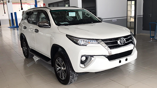 Toyota Fortuner 2.8V tại đại lý. 