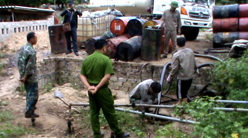  Cơ quan chức năng kiểm tra hiện trường lò tái chế dầu thải.