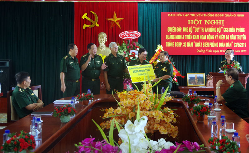 Đại diện lãnh đạo Ban Liên lạc truyền thống CCB Bộ đội Biên phòng tỉnh tiếp nhận tiền ủng hộ của các tổ chức, cá nhân