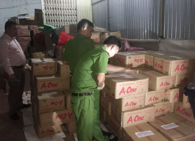 Lực lượng Công an tiến hành niêm phong toàn bộ số hàng bột ngọt và hạt nêm chờ giám định, phục vụ điều tra, xử lý.