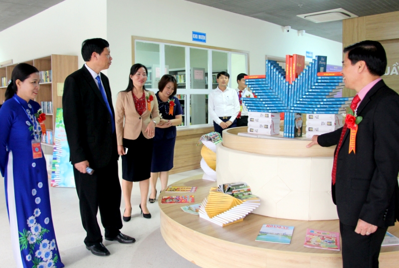 Các đại biểu tham quan không gian Thư viện huyện Tiên Yên.