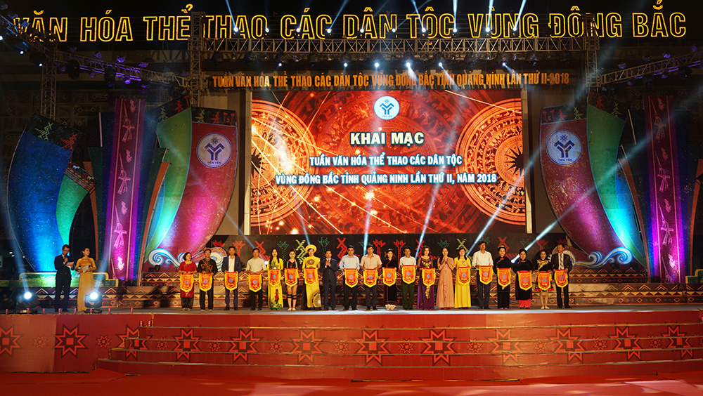 Ban Tổ chức trao cờ lưu niệm cho các địa phương, đơn vị tham gia 