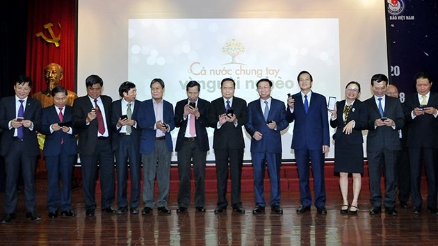 Các đồng chí Vương Đình Huệ, Ủy viên Bộ Chính trị, Phó Thủ tướng Chính phủ; Trần Thanh Mẫn, Bí thư Trung ương Đảng, Chủ tịch Ủy ban T.Ư Mặt trận Tổ quốc Việt Nam, cùng các đại biểu nhắn tin vì người nghèo.