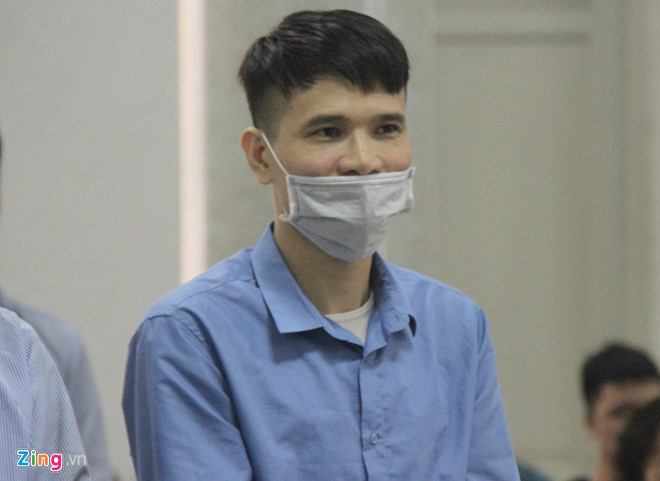 Phạm Đức Tài nghe tòa tuyên án. Ảnh: Hoàng Lam.