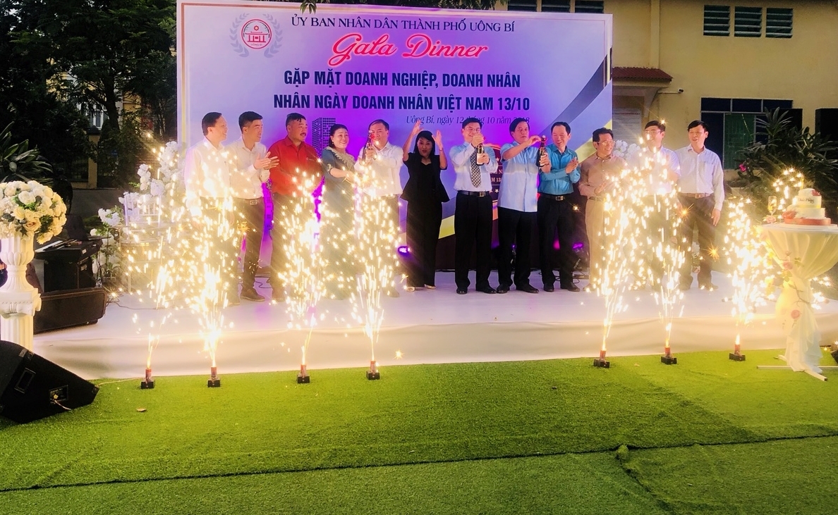 Buổi lễ vinh doanh doanh nghiệp, doanh nhân diễn ra trong không gian mở khuôn viên trụ sở UBND TP Uông Bí.