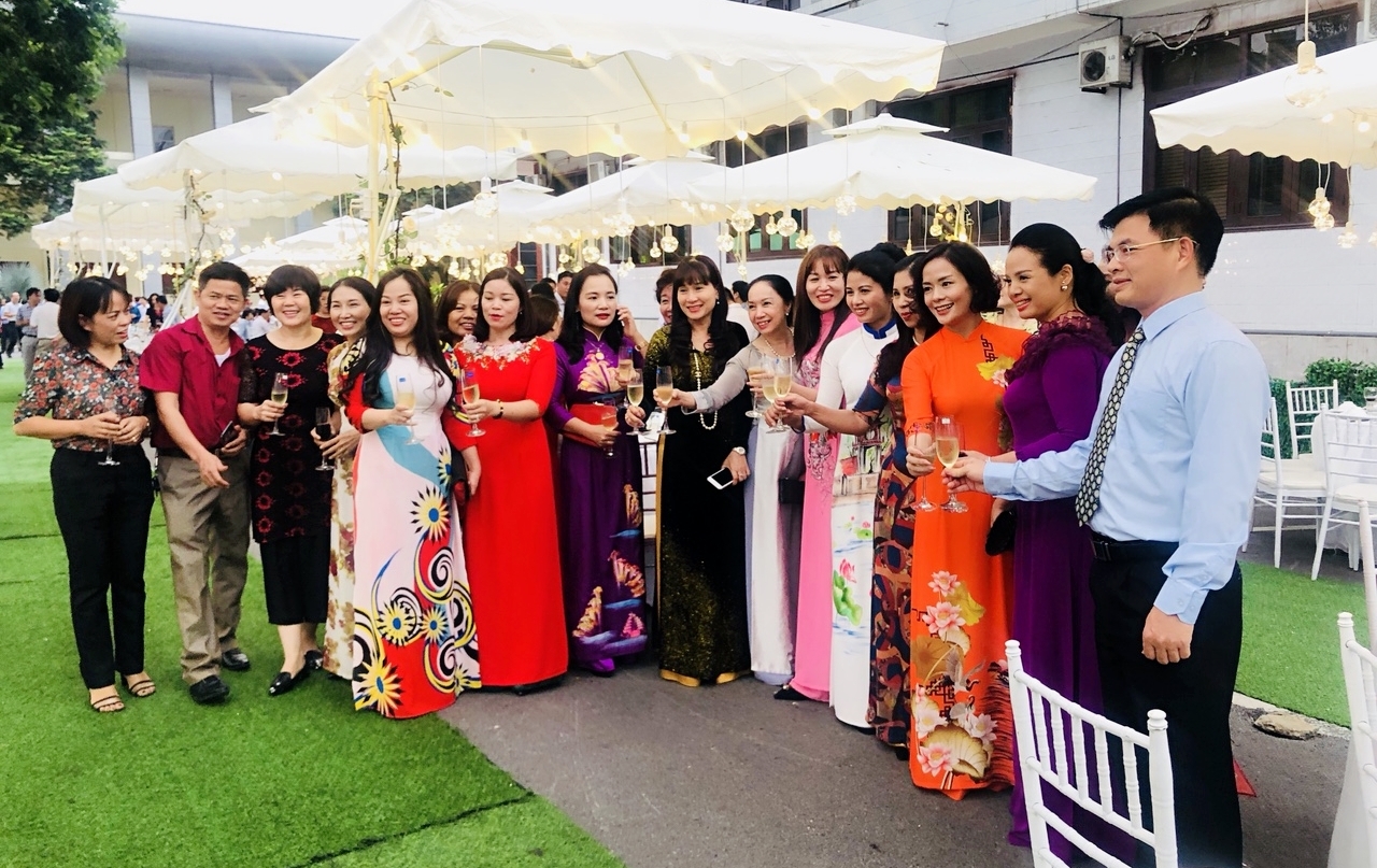 Buổi lễ vinh doanh doanh nghiệp, doanh nhân diễn ra trong không gian mở, tiệc đứng hiện đại