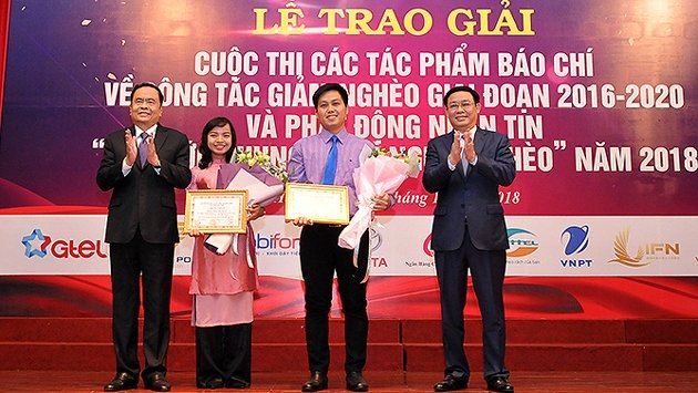 Phó Thủ tướng Chính phủ Vương Đình Huệ, Chủ tịch Ủy ban Trung ương Mặt trận Tổ quốc Việt Nam Trần Thanh Mẫn trao giải A cho nhóm phóng viên của Trung tâm Truyền hình Nhân Dân, Báo Nhân Dân.