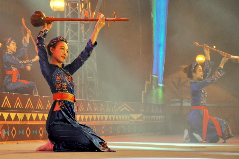 Thiếu nữ dân tộc 