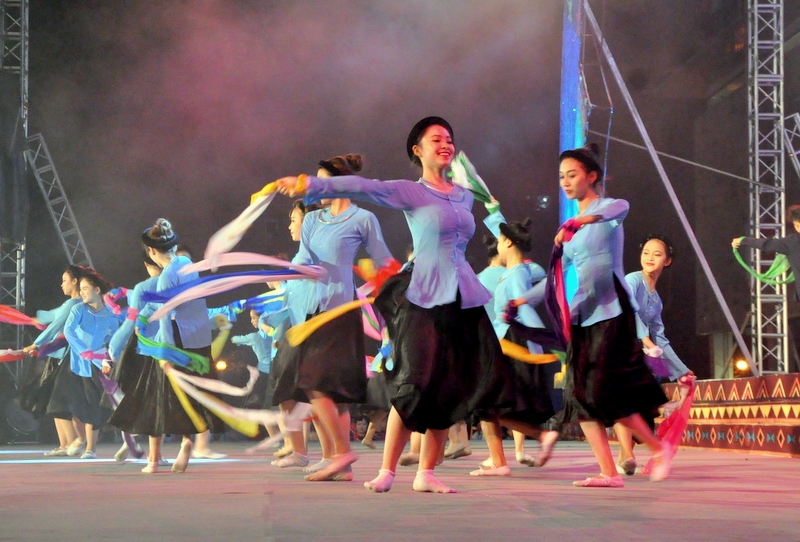 Nét duyên dáng, thướt tha được thể hiện trọn vẹn trọng điệu múa của các diễn viên không chuyên 