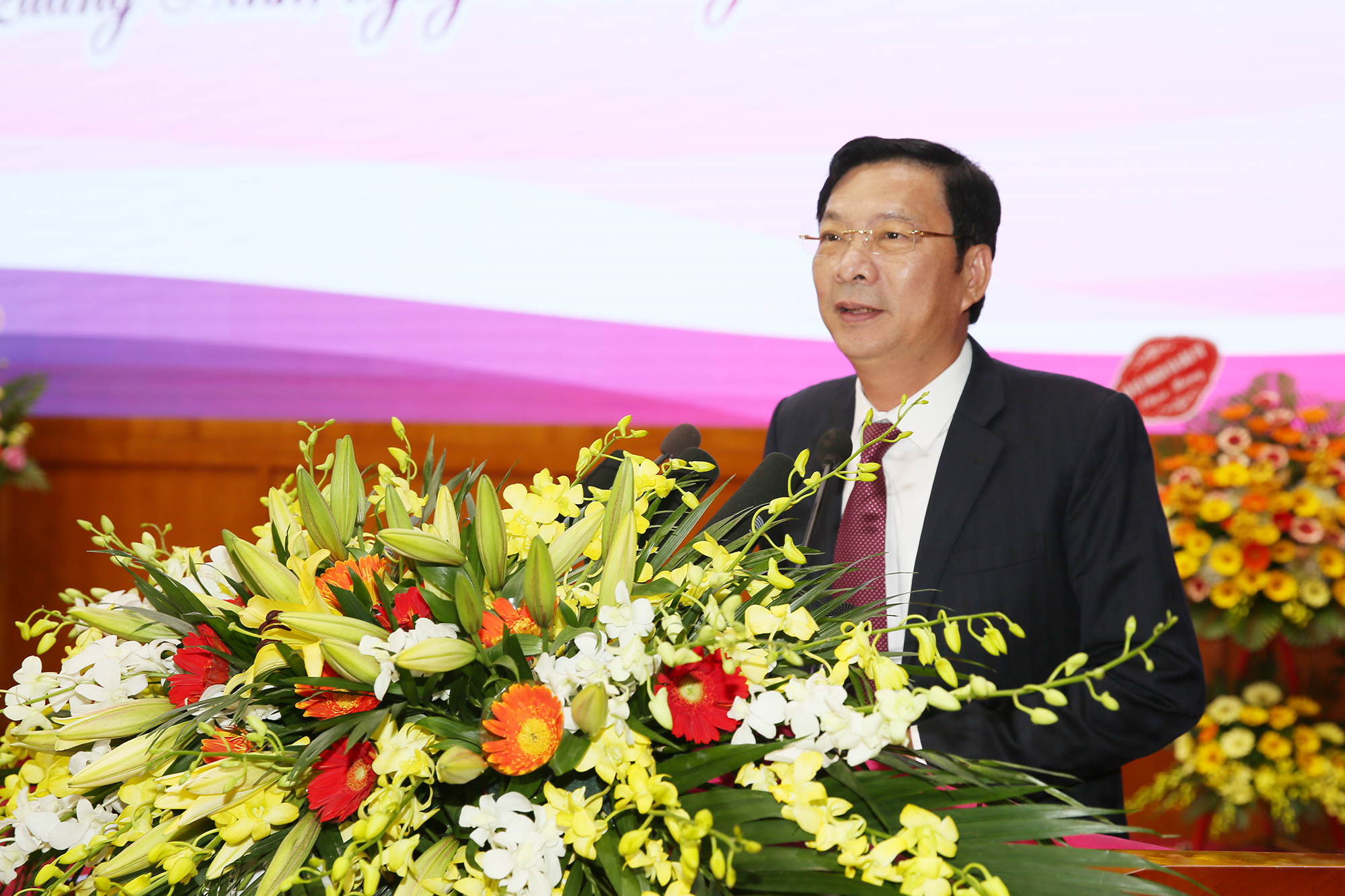 Đồng chí Nguyễn Văn Đọc, Bí thư Tỉnh ủy, Chủ tịch HĐND tỉnh phát biểu tại buổi gặp mặt.