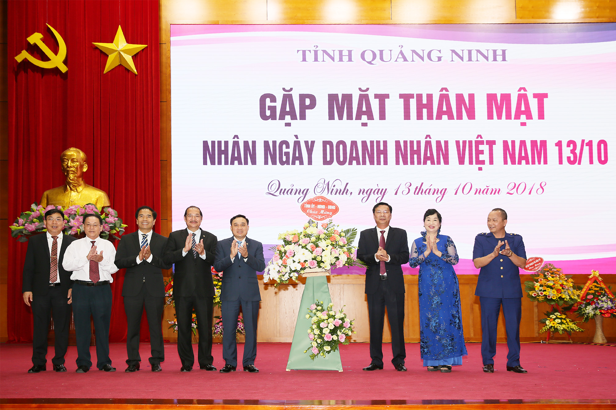 Đồng chí Nguyễn Văn Đọc, Bí thư Tỉnh ủy, Chủ tịch HĐND tỉnh tặng hoa chúc mừng các doanh nhân tỉnh Quảng Ninh.