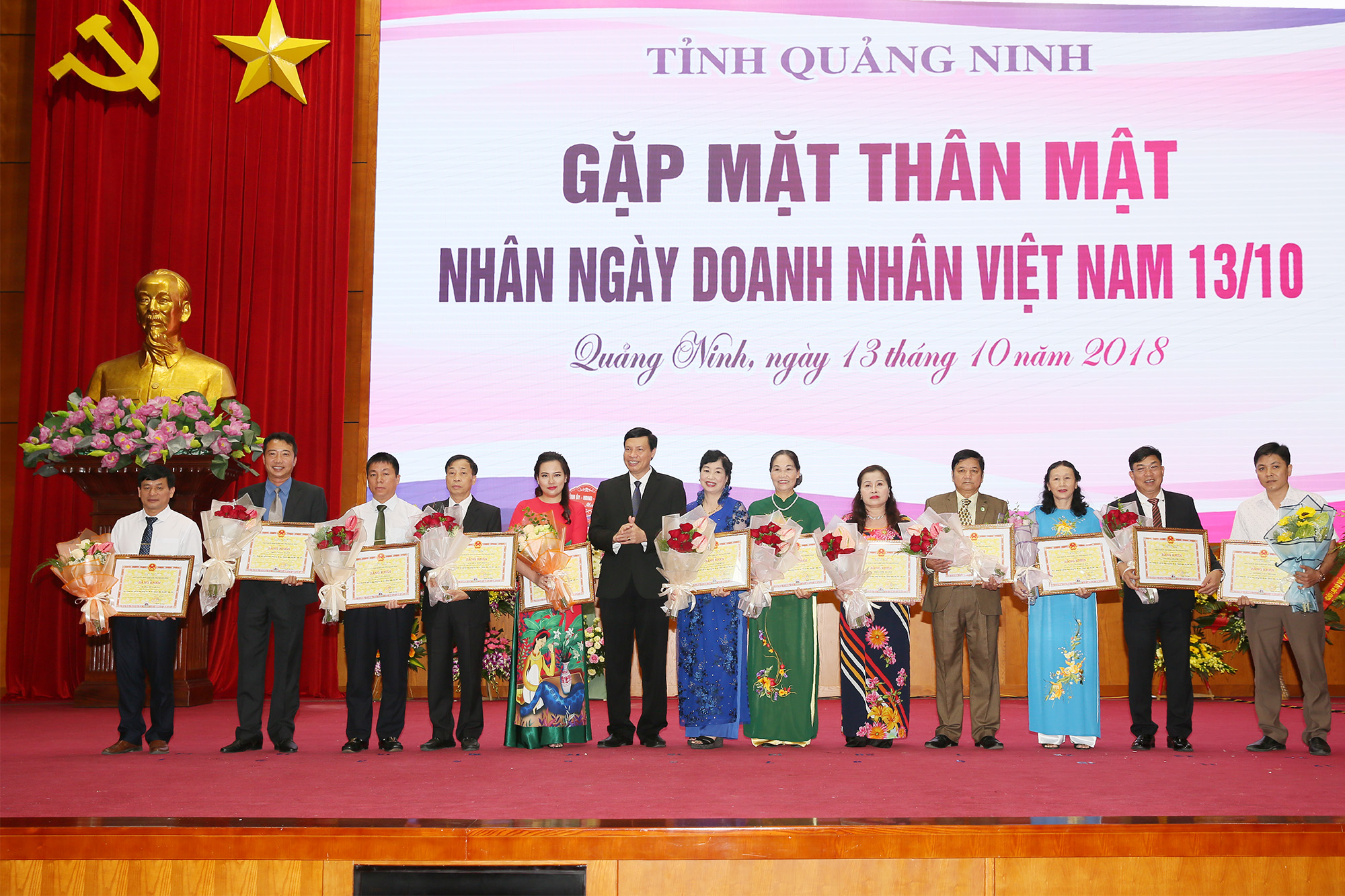Đồng chí Nguyễn Đức Long, Phó Bí thư Tỉnh ủy, Chủ tịch UBND tỉnh tặng Bằng khen của UBND tỉnh cho các doanh nhân tiêu biểu.