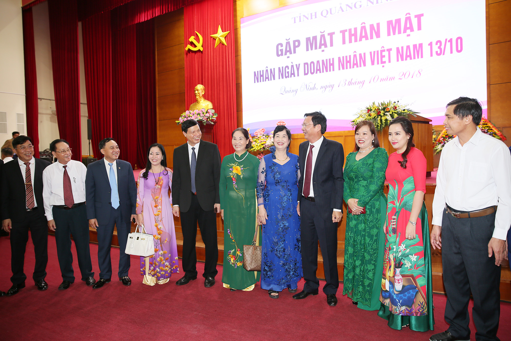 Các đồng chí lãnh đạo tỉnh trò chuyện cùng các doanh nhân tiêu biểu.