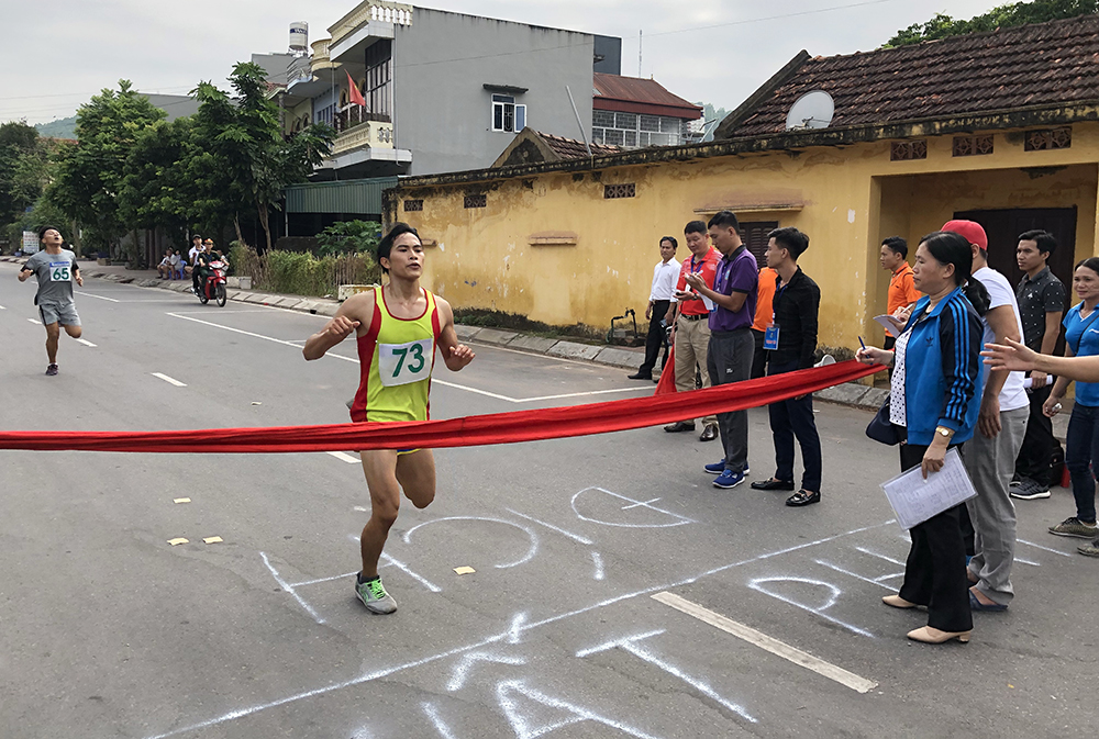 Các vận động viên nam tranh tài ở nội dung thi chạy vượt đồi núi.