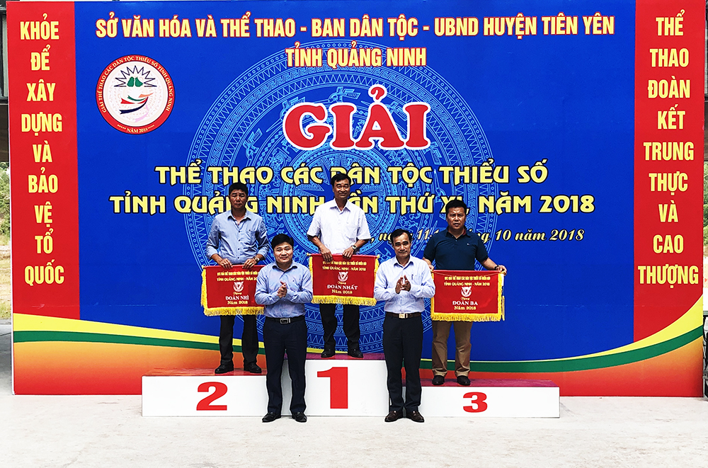 Ban tổ chức trao giải nhất, nhì, ba cho các đội xuất sắc.