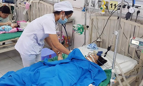 Đi dạo ở bến Ninh Kiều, bé gái bị điện giật nguy kịch.