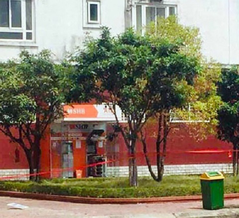 HIện trường cây ATM đặt thỏi (nghi thuốc nổ) được tháo gỡ an toàn.