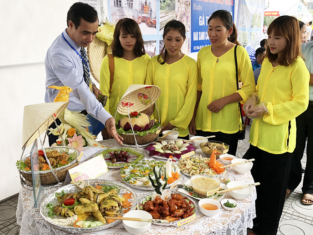 Ban tổ chức chấm điểm các mâm cỗ của các đội chơi.