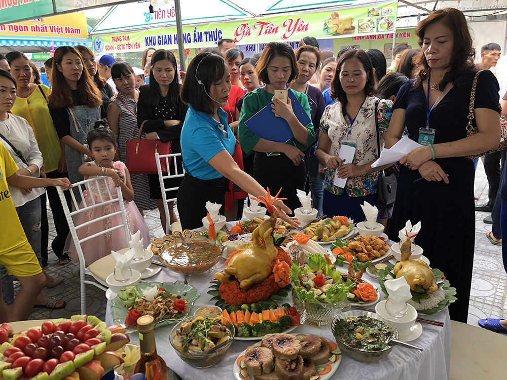 Ban tổ chức lễ hội đánh giá cao các mâm cỗ của 29 đội tham gia.