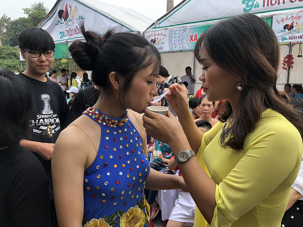 Nhiều du khách đã nếm được nếm thử và cảm nhận vị ngon, thơm hấp dẫn từ các món ăn chế biến từ gà Tiên Yên cho cảm nhận khó phai.
