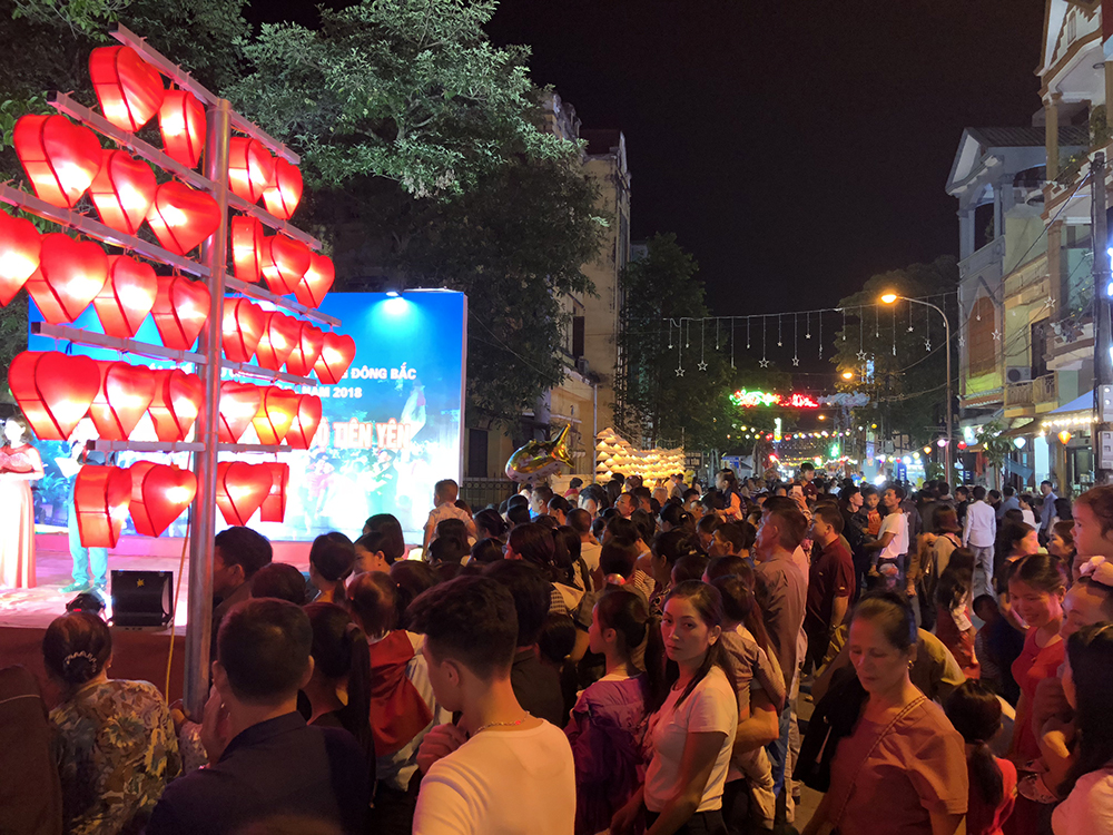 Khoảng 20h30 phút đã có rất đông người dân và du khách tập trung tại phố đi bộ để thăm quan và trải nghiệm.