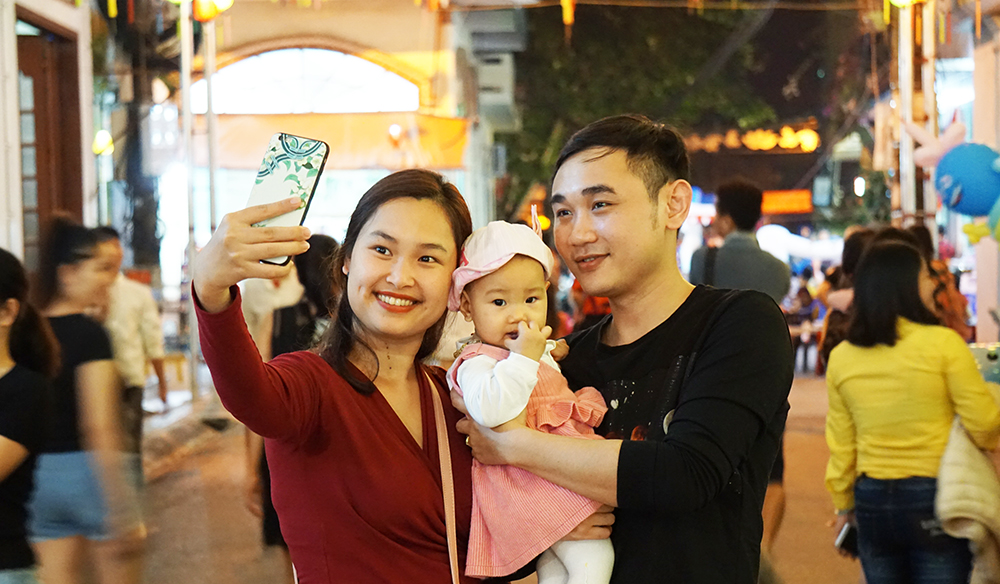 Một gia đình tranh thủ lưu lại khoảnh khắc đáng nhớ.