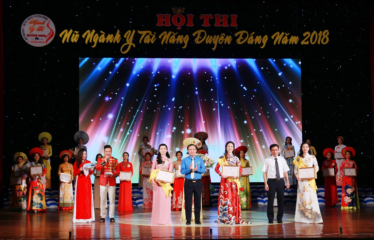 Ban tổ chức trao giải cho các thí sinh