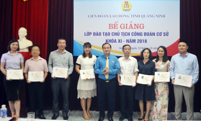 Đồng chí Trần Danh Chức, Chủ tịch LĐLĐ tỉnh trao chứng nhận cho các học viên hoàn thành chương trình đào tạo Chủ tịch CĐCS khóa XI năm 2018.