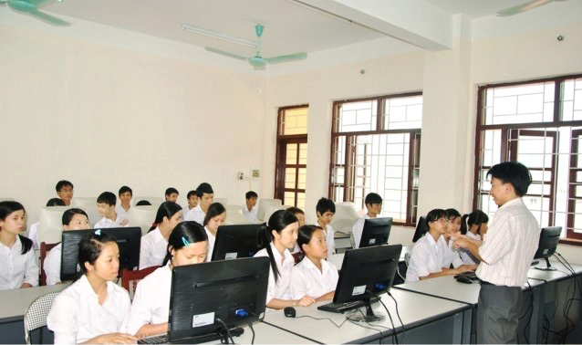Một giò học đào tạo tin học cho các em bị khuyết tật khiếm thính.