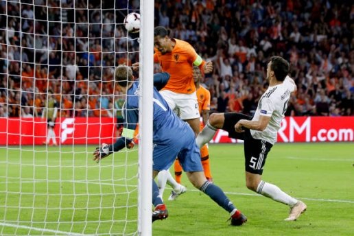  Van Dijk mở tỉ số trận đấu.