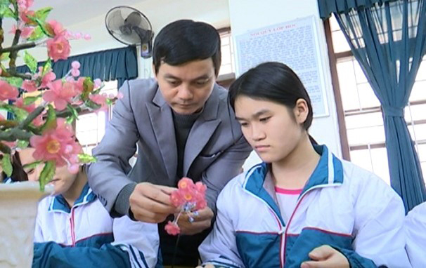 Các thầy cố giáo hướng dẫn các em làm hoa đá và giấy cuốn Nhật Bản tại trung tâm.