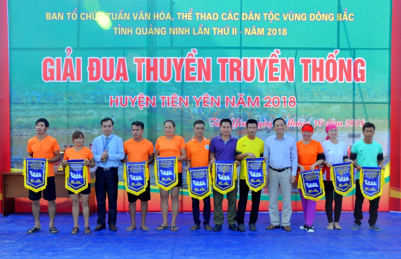 Ban Tổ chức trao cờ lưu niệm cho các đội đua.