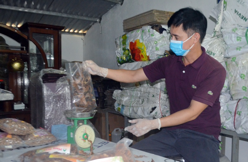 Thành viên của HTX Kinh doanh dịch vụ nông, lâm sản ngoài gỗ Ba Chẽ sau khi chế biến sẽ được đóng gói để cung cấp ra thị trường.