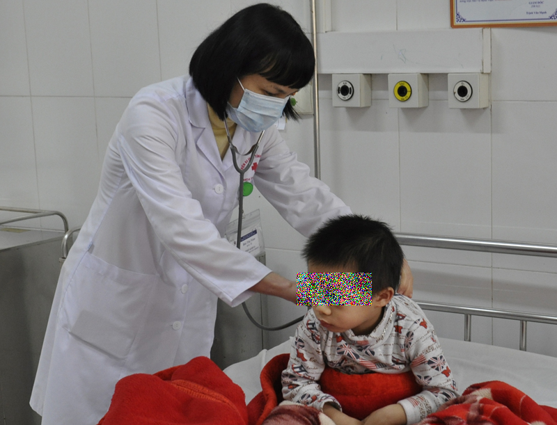 Kiểm tra sức khoẻ cho trẻ đang điều trị tại Khoa Các bệnh nhiệt đới, Bệnh viện Đa khoa tỉnh.