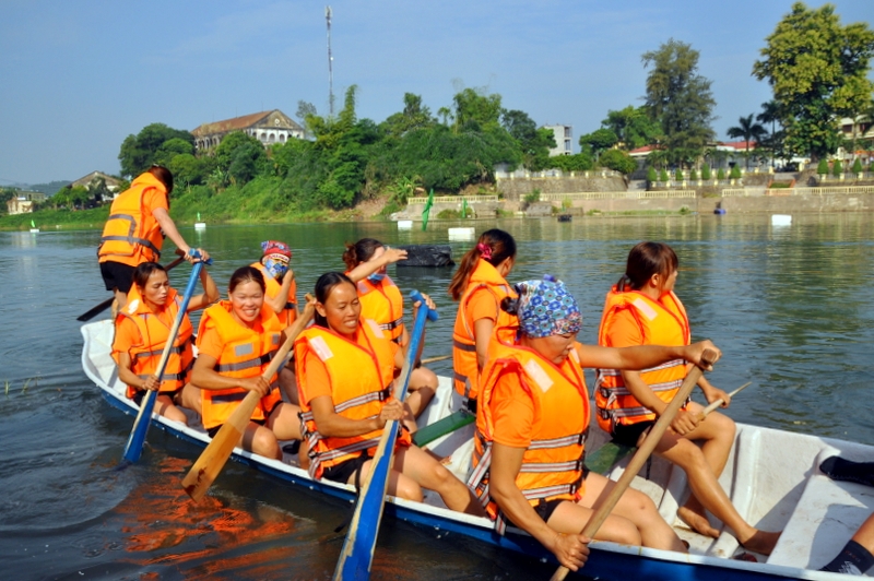Các tay chèo nữ vui tươi, hào hứng khởi động trước giờ chính thức tranh tài.