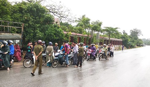 Lực lượng công an cùng người dân vay bắt đối tượng người Lào.