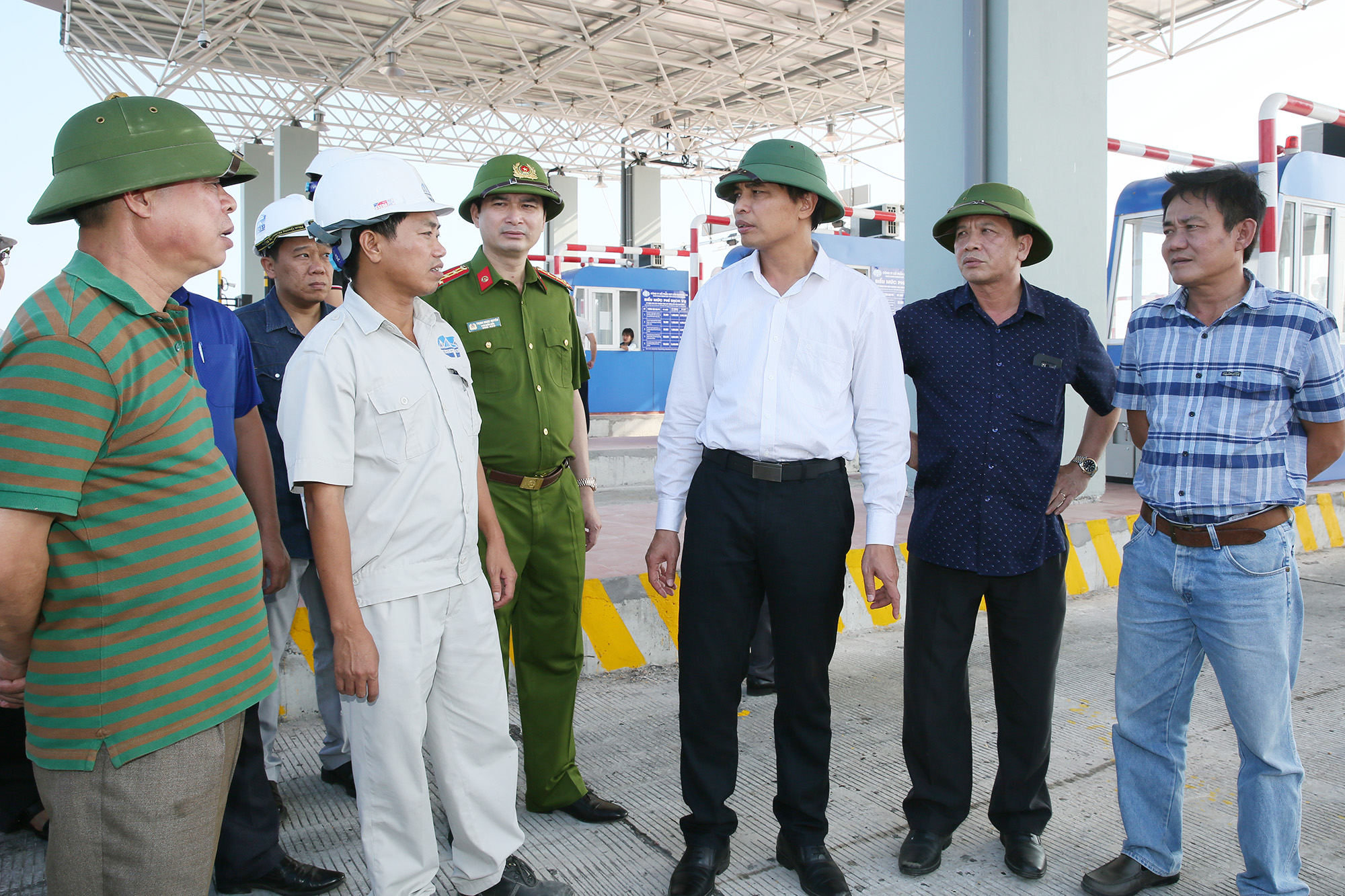 Đồng chí Vũ Văn Diện, Phó Chủ tịch UBND tỉnh kiểm tra công tác chuẩn bị tại Trạm thu phí.