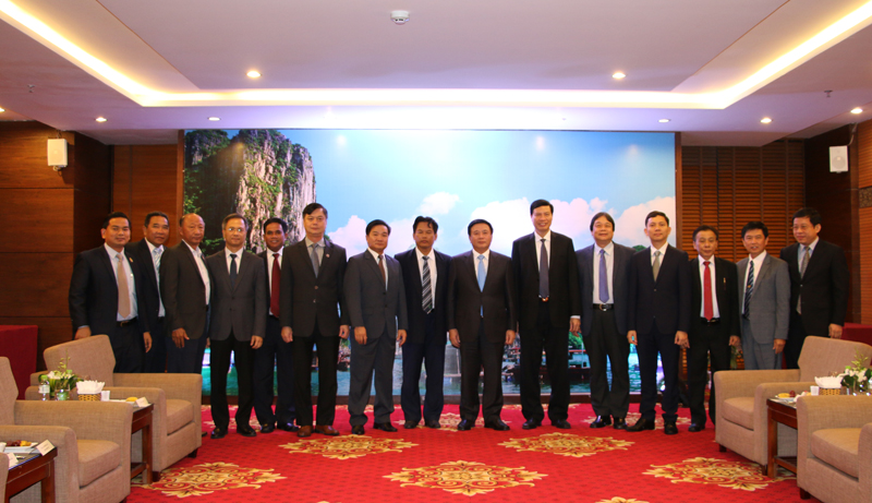 Các đại biểu chụp ảnh lưu niệm.