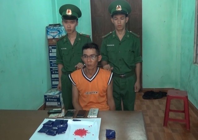 Đối tượng Đào Duy Khánh cùng tang vật hơn 1.600 viên ma túy.