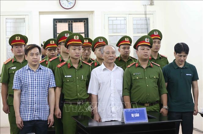 Bị cáo Phan Văn Anh Vũ (áo caro, bên trái), bị cáo Phan Hữu Tuấn (áo trắng, giữa) và bị cáo Nguyễn Hữu Bách (áo sẫm, bên phải) nghe tòa tuyên án ngày 30/7. Ảnh: Doãn Tấn/TTXVN