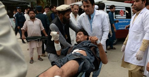 Người đàn ông bị thương trong một vụ đánh bom ở Afghanistan được đưa đến bệnh viện. Ảnh minh họa: AFP.