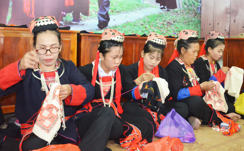 Chị em phụ nữ dân tộc Dao thêu thổ cẩm. Ảnh Thanh Bình