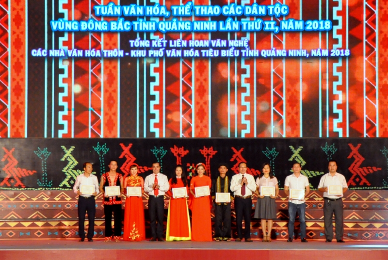 Các tiết mục xuất sắc nhất của Liên hoan được trao huy chương vàng.