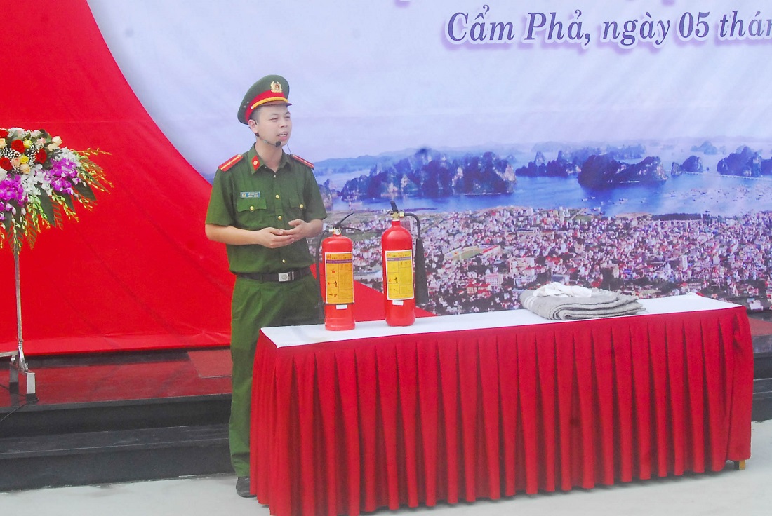 Phòng Cảnh sát PCCC số 2 (Cảnh sát PCCC tỉnh) hướng dẫn các đại biểu sử dụng bình chữa cháy cho công nhân, NLĐ tham dự Lễ phát động Tháng ATVSLĐ tại Cẩm Phả.