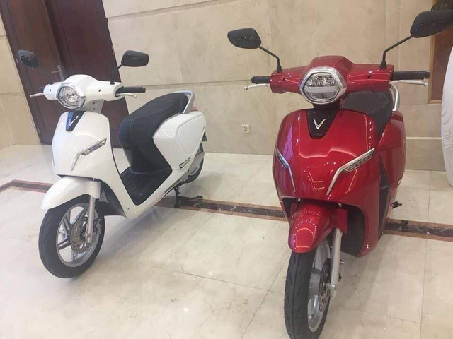 Hai chiếc scooter điện của VinFast xuất hiện sớm nhưng được cho biết là sản phẩm chưa hoàn thiện.