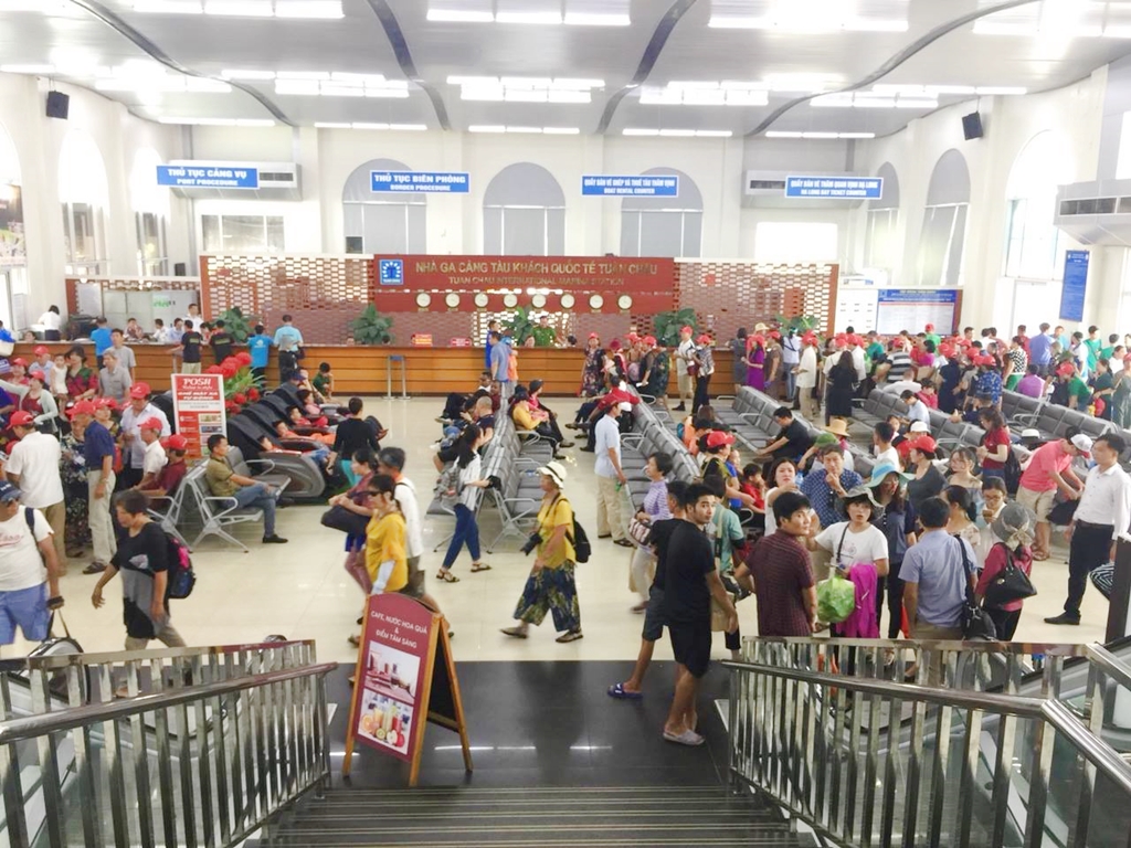 Khách du lịch đến với 
