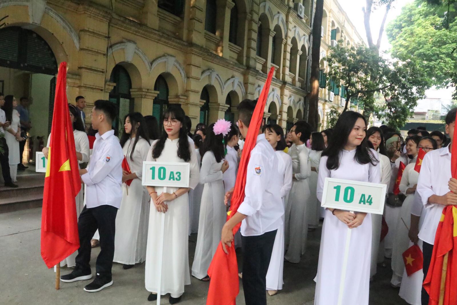 Tham gia mạng xã hội dễ khiến học sinh gia tăng bạo lực trong học đường. Ảnh minh hoạ
